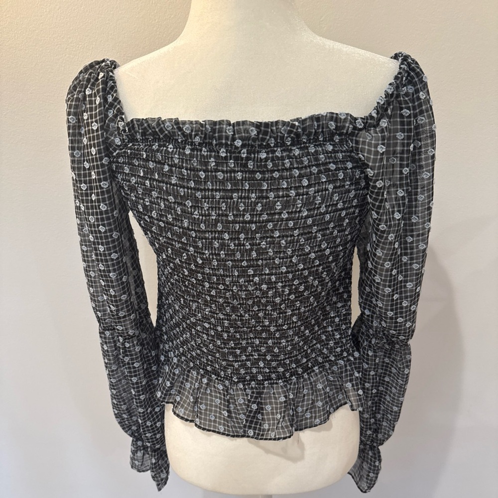 Vero Moda Cropped Top, size S, square neck.  Off shoulder.